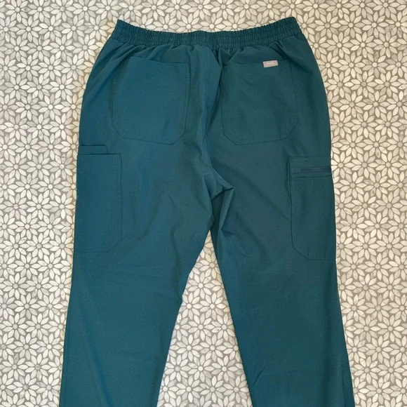 Women's Figs Yola FionLite Skinny Scrub Pants in Caribbean Blue, Size M - Picture 4 of 10